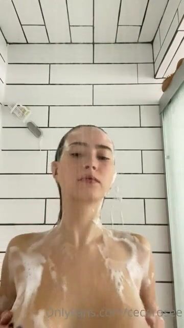 Cece-Rosee Shower